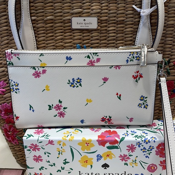 Kate Spade Staci Garden Bouquet Boxed Zip Wristlet
Cream Multi - Picture 10 of 16